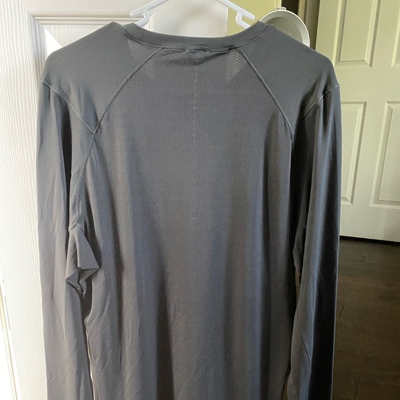 Brand new never worn lululemon shirt - Picture 5 of 5
